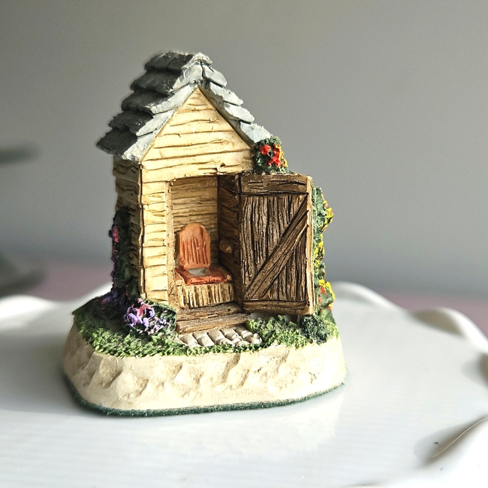 David Winter Cottages Cameos The Privy 1991